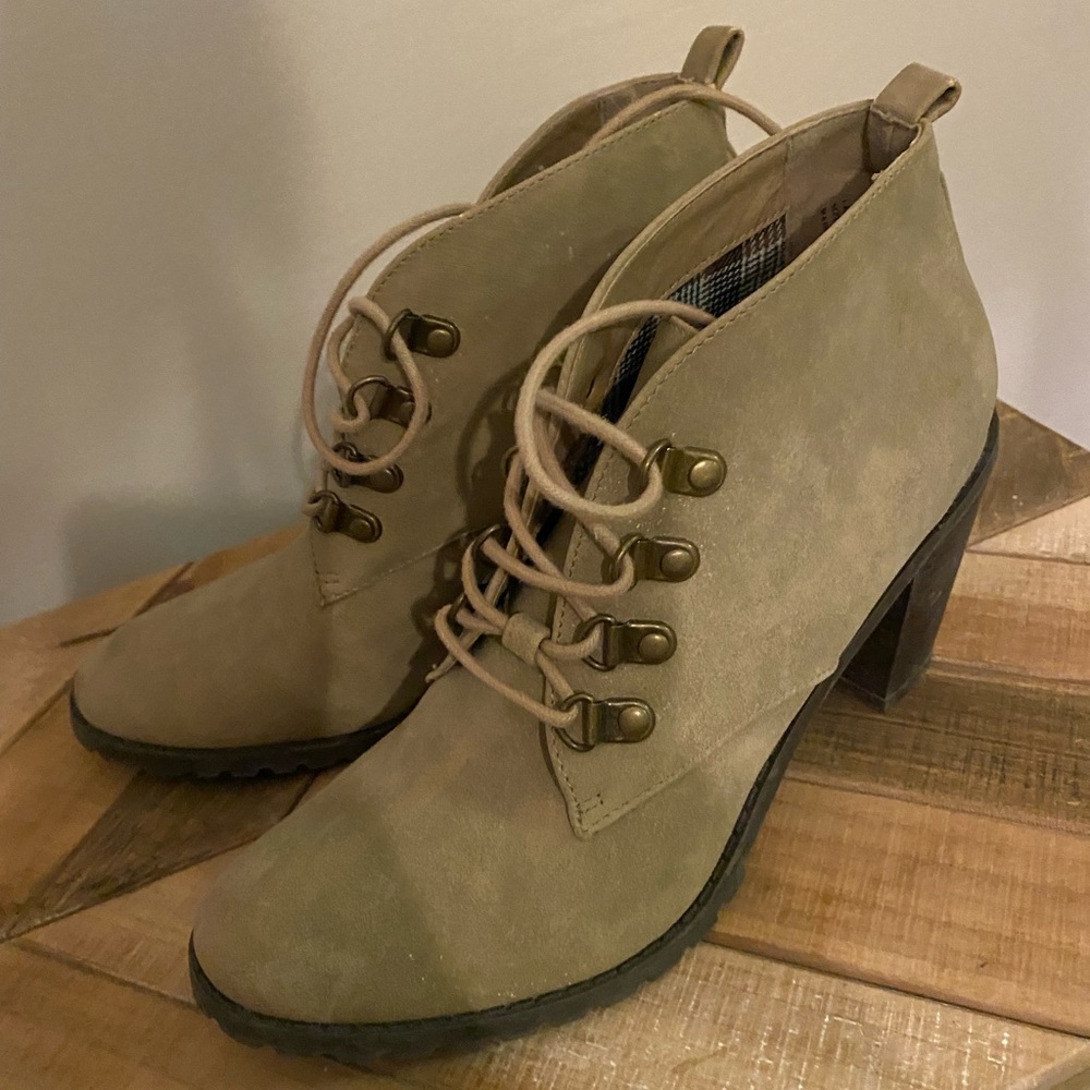 Restricted women shoes , size 8